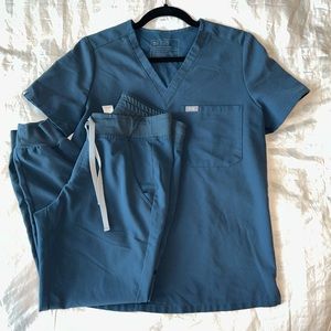 Dark Harbor Figs scrubs set